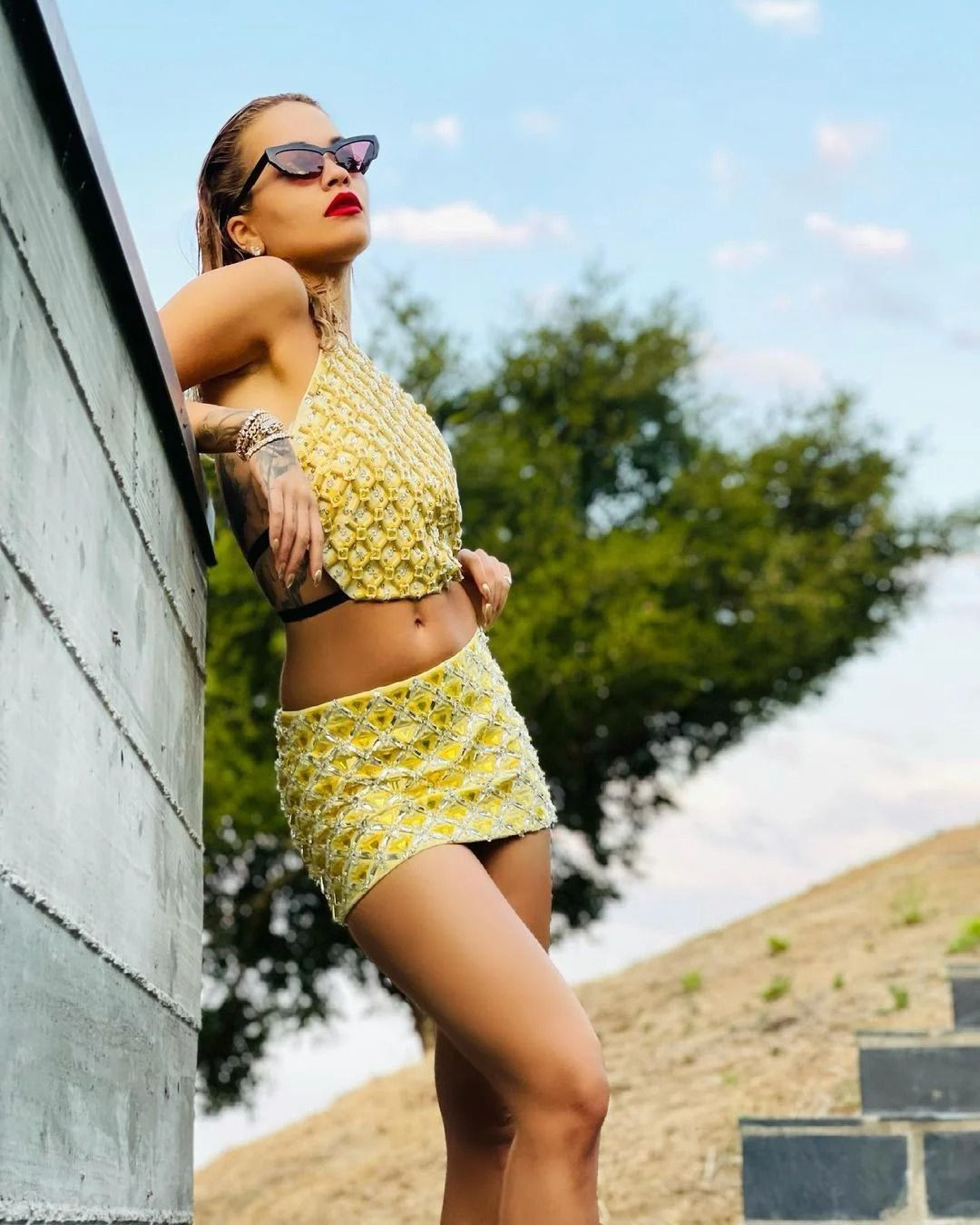 Rita Ora üstsüz pozuyla sosyal medyayı salladı! Üçlü ilişkisiyle gündeme gelmişti... - Sayfa 2