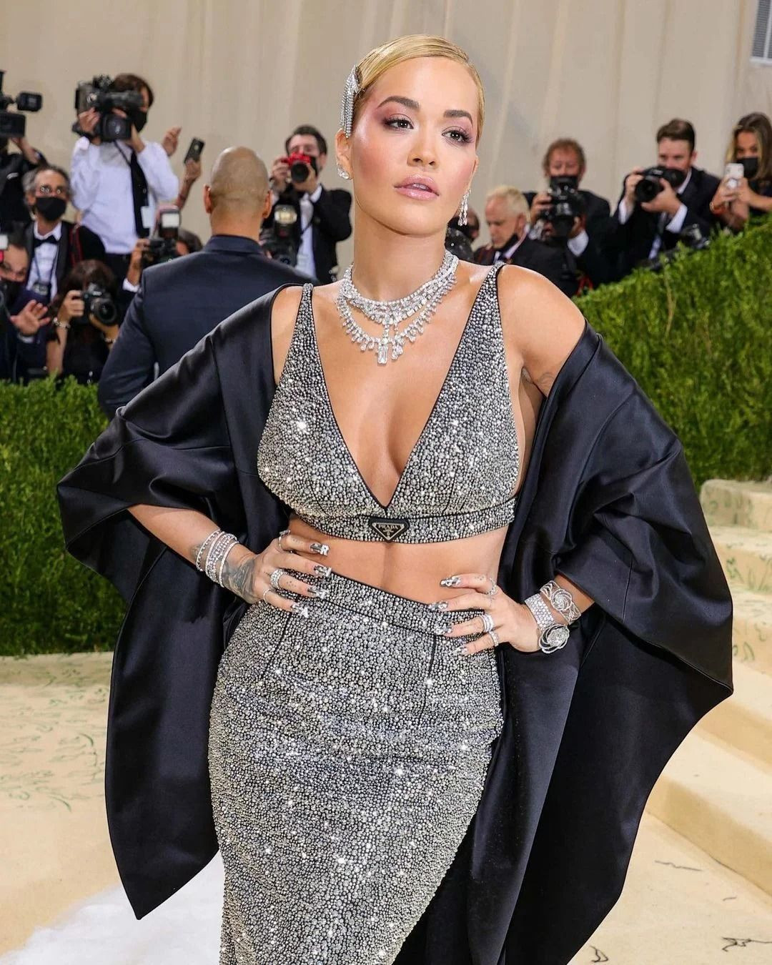 Rita Ora üstsüz pozuyla sosyal medyayı salladı! Üçlü ilişkisiyle gündeme gelmişti... - Sayfa 36