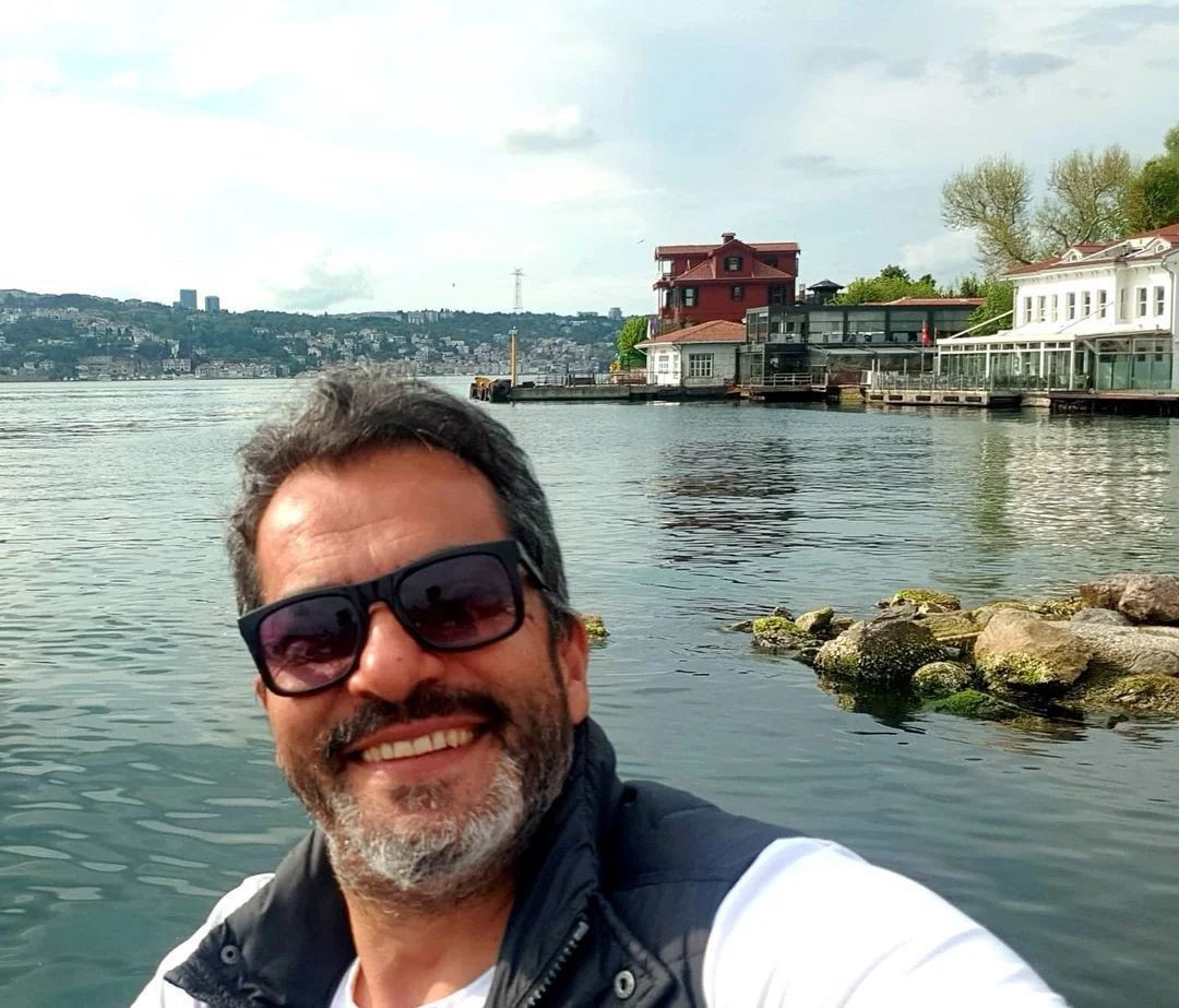 Kenan İmirzalıoğlu ile ağabeyinin inanılmaz benzerliği! Görenler ikiz sanıyor! - Sayfa 21