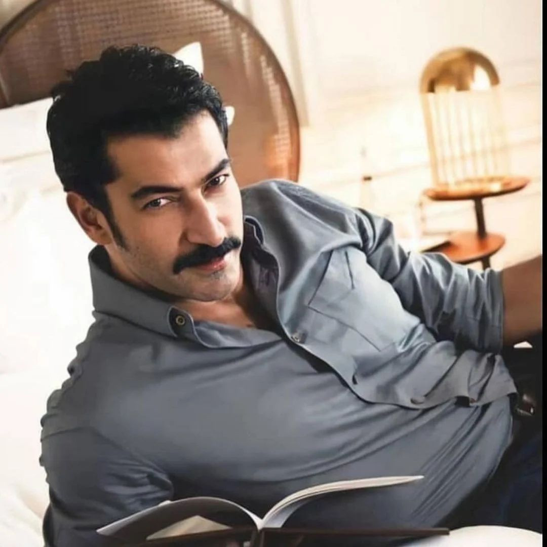 Kenan İmirzalıoğlu ile ağabeyinin inanılmaz benzerliği! Görenler ikiz sanıyor! - Sayfa 7