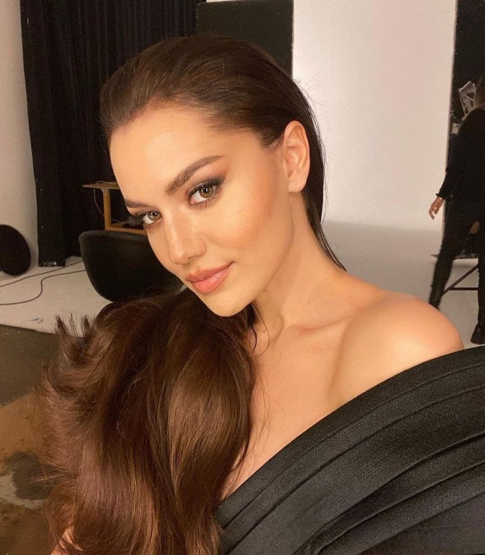 Fahriye Evcen'in çantasının fiyatı dudak uçuklattı! 1 yıllık asgari ücretten fazla... - Sayfa 1