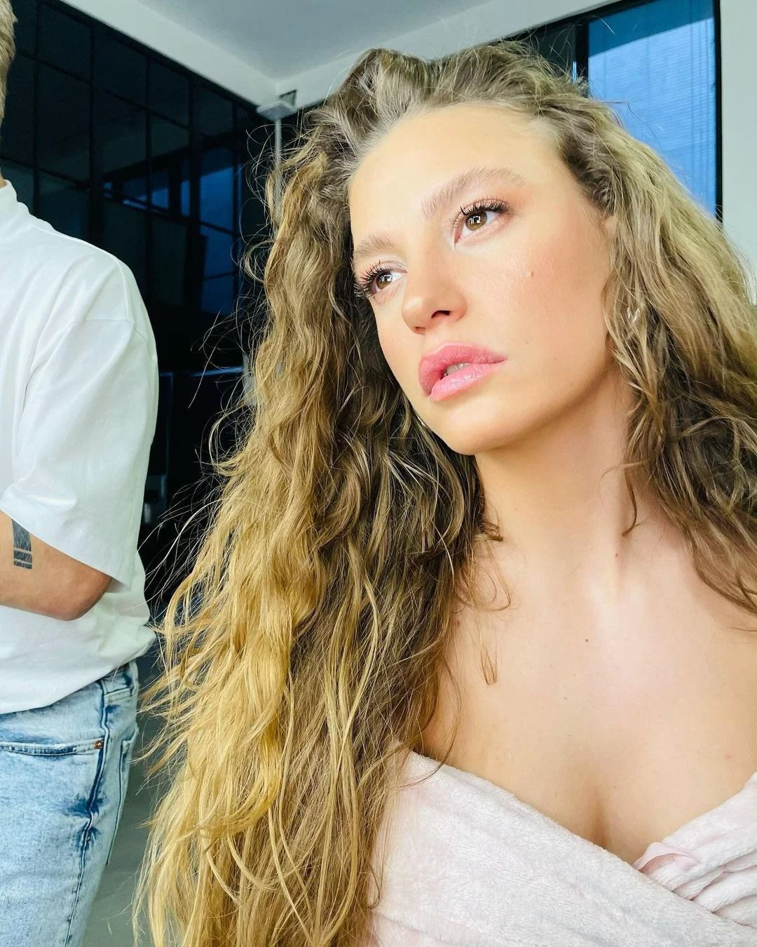 Serenay Sarıkaya dekoltesiyle olay oldu! Hayranları beğeni yağdırdı... - Sayfa 1