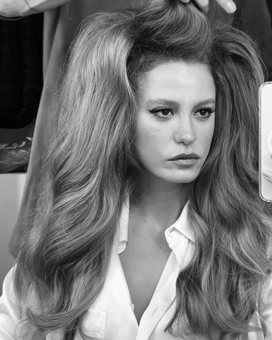 Serenay Sarıkaya dekoltesiyle olay oldu! Hayranları beğeni yağdırdı... - Sayfa 13