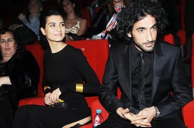 Tuba Büyüküstün, oğlunu toprağa veren eski sevgilisi Sami Saydan'ı cenazede yalnız bırakmadı - Sayfa 1