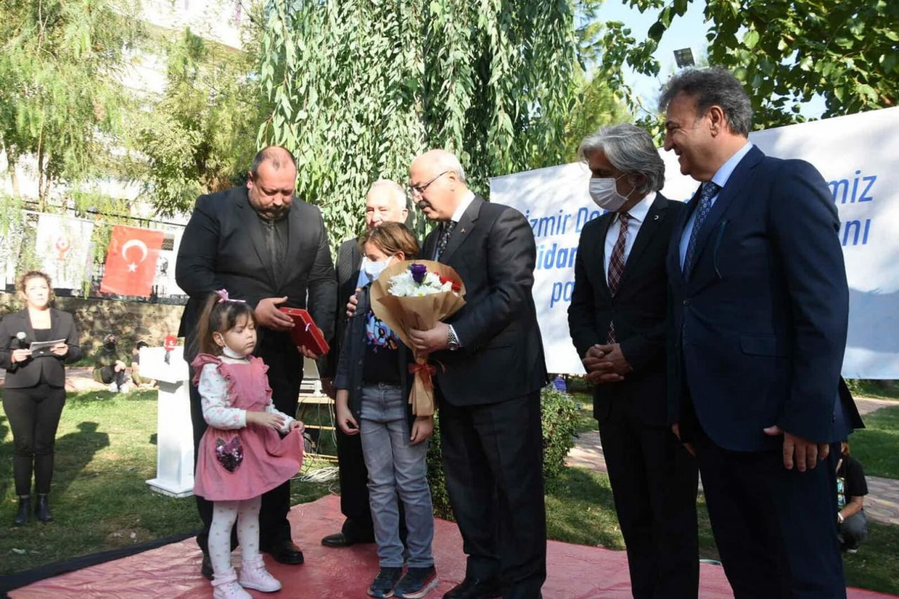 İzmir depreminin simgesi Ayda, annesinin adı verilen parkta oynadı! Babadan yürek burkan sözler - Sayfa 12