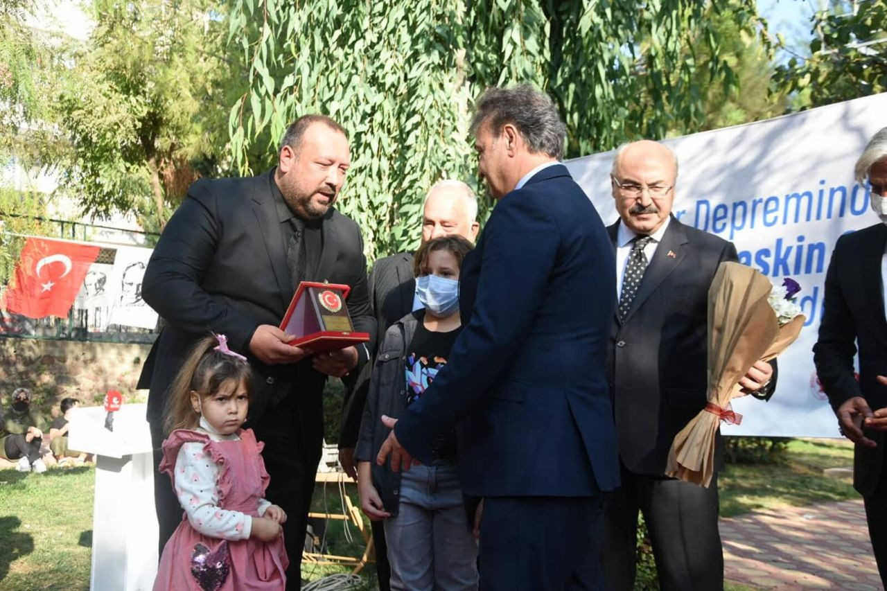 İzmir depreminin simgesi Ayda, annesinin adı verilen parkta oynadı! Babadan yürek burkan sözler - Sayfa 1