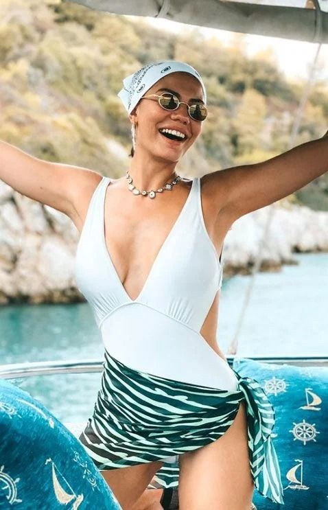 Demet Özdemir’in bikinili pozları göz kamaştırdı! Adeta beğeni yağdı... - Sayfa 36