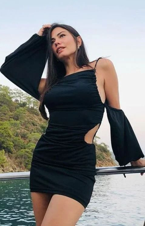 Demet Özdemir’in bikinili pozları göz kamaştırdı! Adeta beğeni yağdı... - Sayfa 37