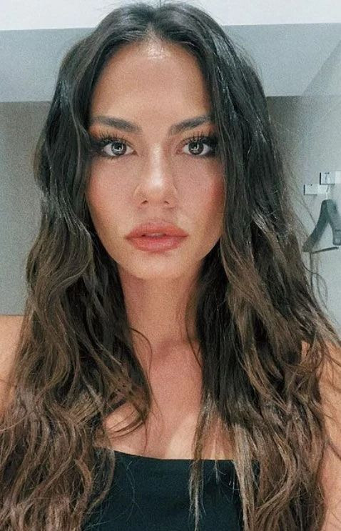 Demet Özdemir’in bikinili pozları göz kamaştırdı! Adeta beğeni yağdı... - Sayfa 38