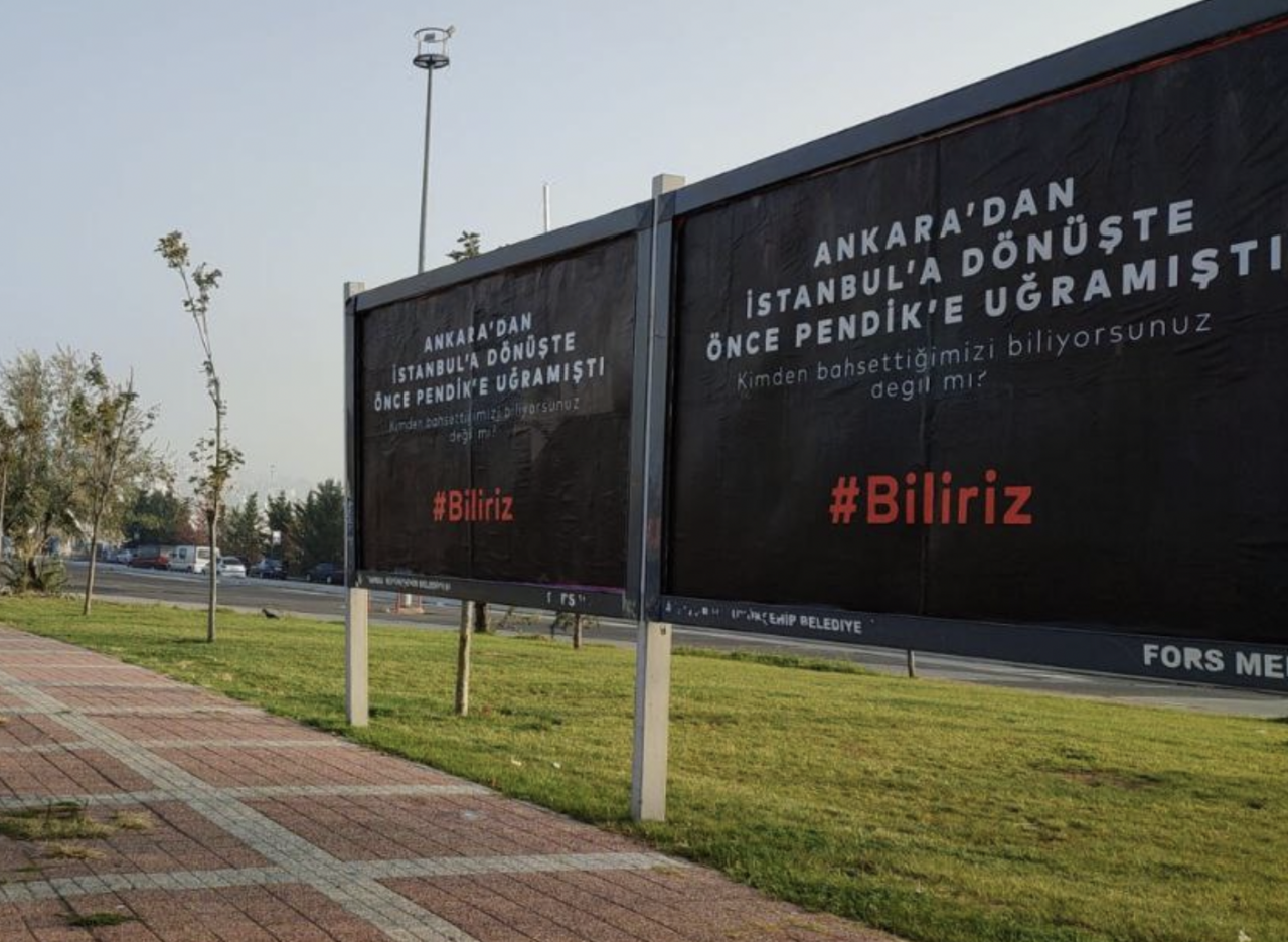 İstanbul’da “biliriz” etiketiyle siyah billboardlar: Gizemli 10 Kasım afişlerinin arkasında kim var? - Sayfa 7