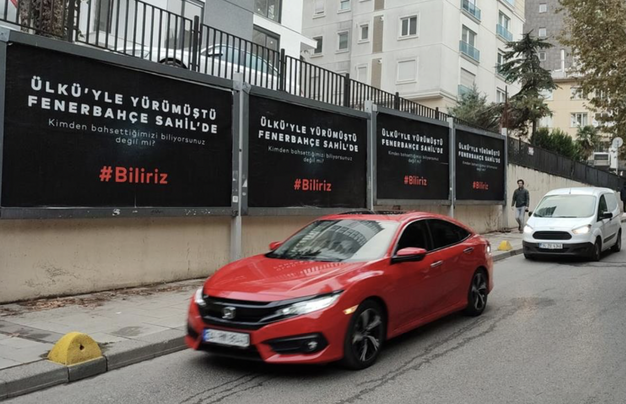 İstanbul’da “biliriz” etiketiyle siyah billboardlar: Gizemli 10 Kasım afişlerinin arkasında kim var? - Sayfa 12