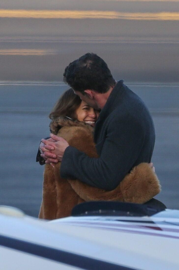 Ben Affleck Jennifer Lopez'i öpmelere doyamadı! Havalimanında dakikalarca öpüştüler... - Sayfa 3