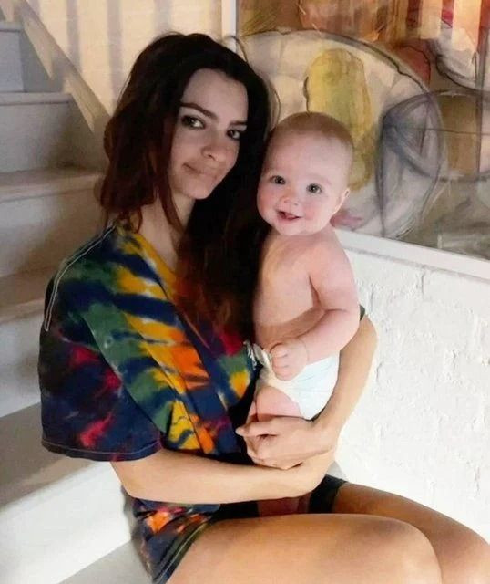 Dünyanın en seksi kadınlarından Emily Ratajkowski paylaştı, pozuna beğeni yağdı! - Sayfa 16