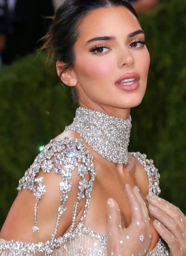 Kendall Jenner’ın cesur seçimi yürek hoplattı! Düğün stili ile dikkat çekti… - Sayfa 2