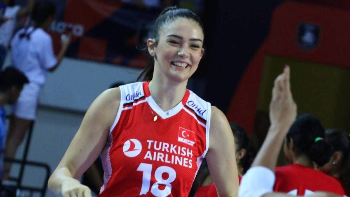 Ünlü voleybolcu Zehra Güneş'in pozları olay oldu! "Kapat kız belini, böbreklerini üşüteceksin" - Sayfa 5