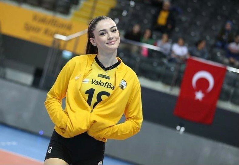 Ünlü voleybolcu Zehra Güneş'in pozları olay oldu! "Kapat kız belini, böbreklerini üşüteceksin" - Sayfa 8