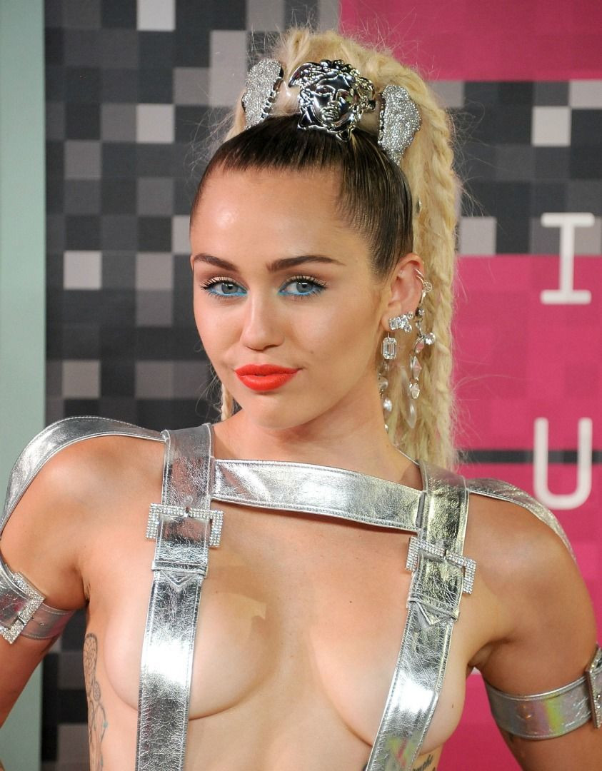 Miley Cyrus, hayranlarına çıplak seslendi! - Sayfa 1