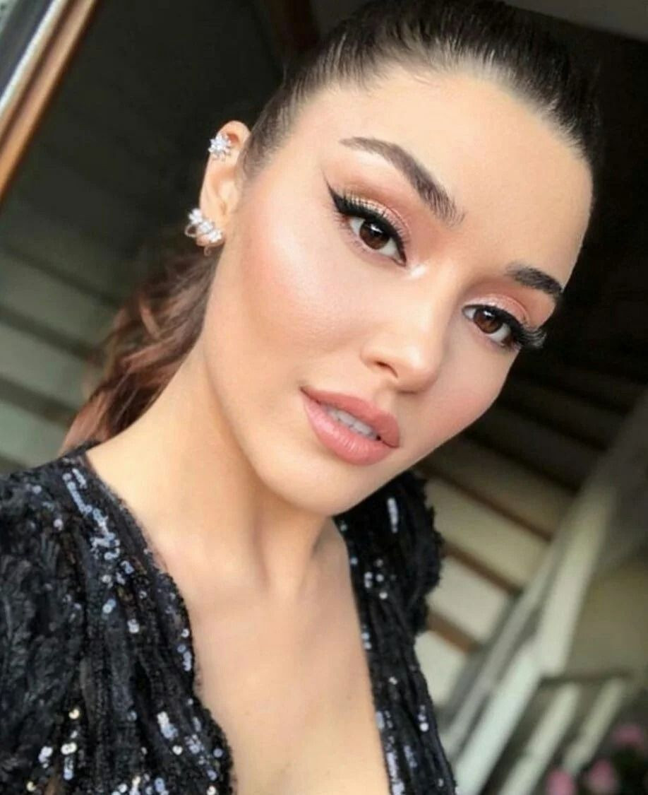 Hande Erçel süper minisinden sonra kırmızı takımıyla da olay yarattı! - Sayfa 28