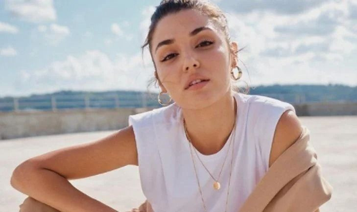 Hande Erçel süper minisinden sonra kırmızı takımıyla da olay yarattı! - Sayfa 5