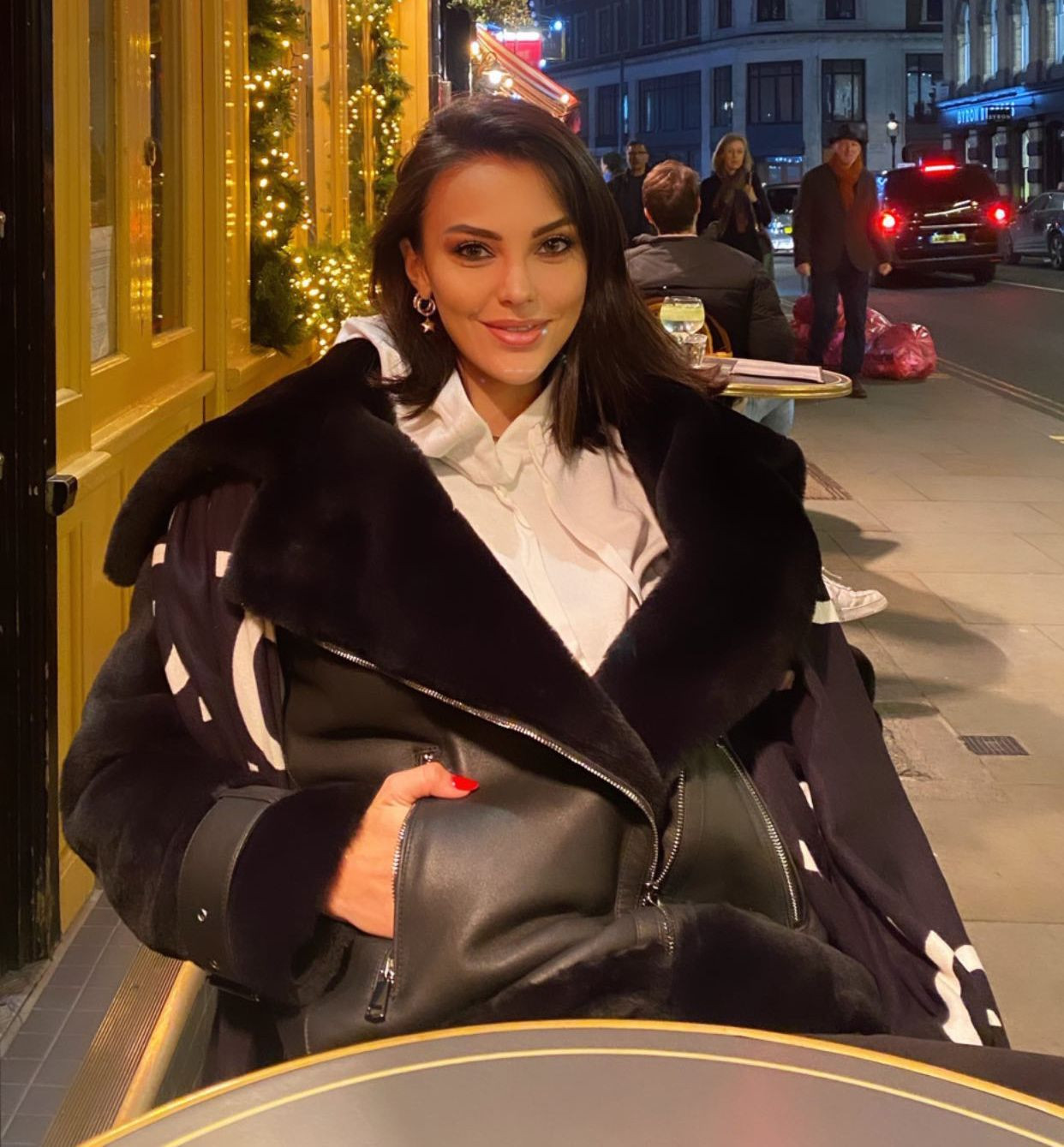 Tuvana Türkay’dan derin yırtmaçlı iddialı poz! Londra sokakları alev aldı… - Sayfa 8