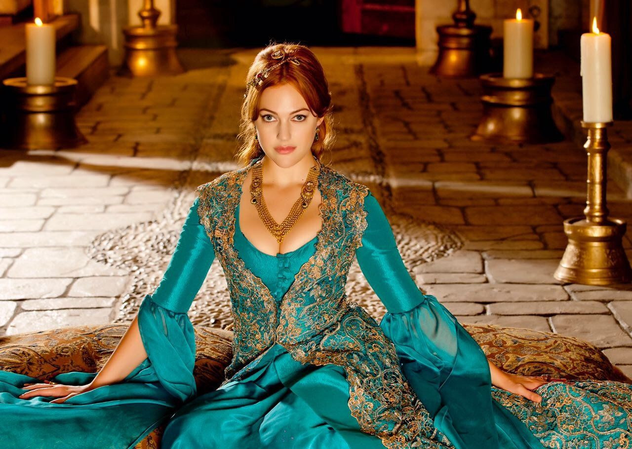 Meryem Uzerli derin yırtmaçlı elbisesiyle kendine hayran bıraktı! - Sayfa 1