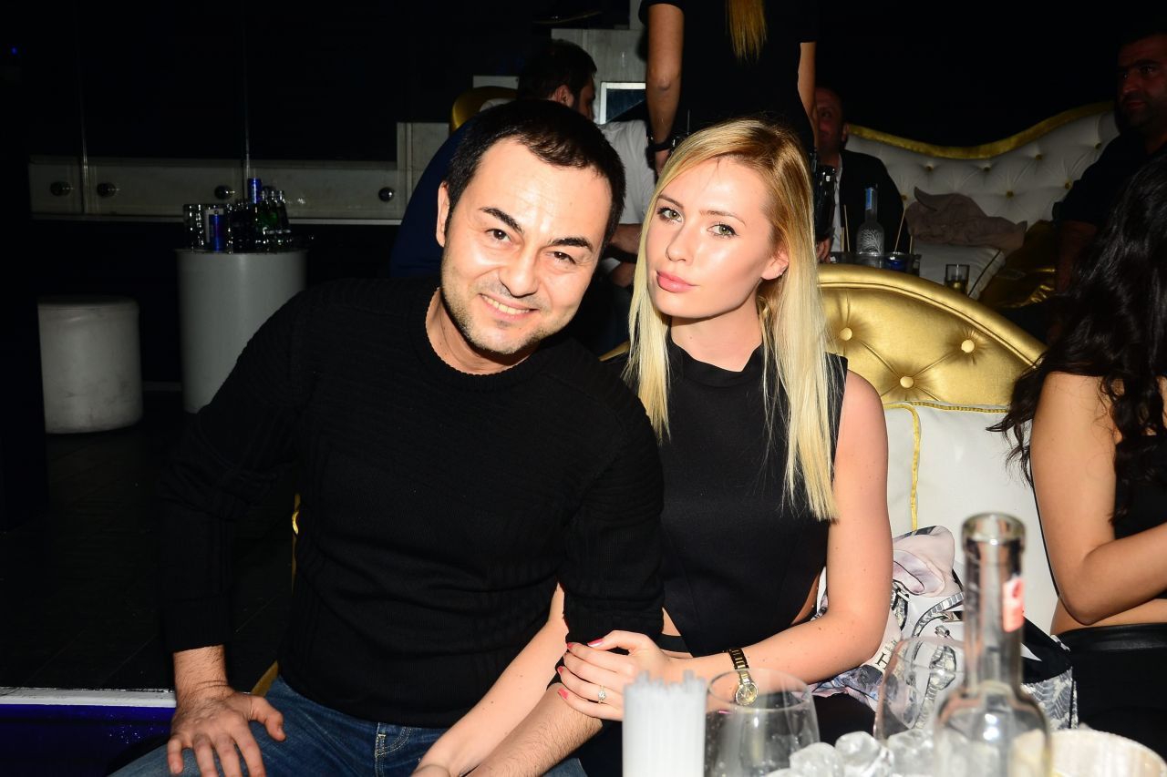 Serdar Ortaç'ın eski eşi Chloe Loughnan'ın turuncu bikinili ayna pozu yürek hoplattı! - Sayfa 1