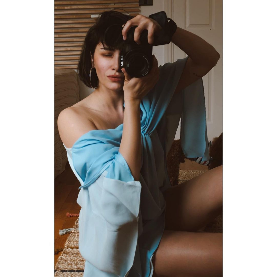 Güzel oyuncu Hande Doğandemir straplez elbisesiyle Instagram'ı salladı! - Sayfa 21