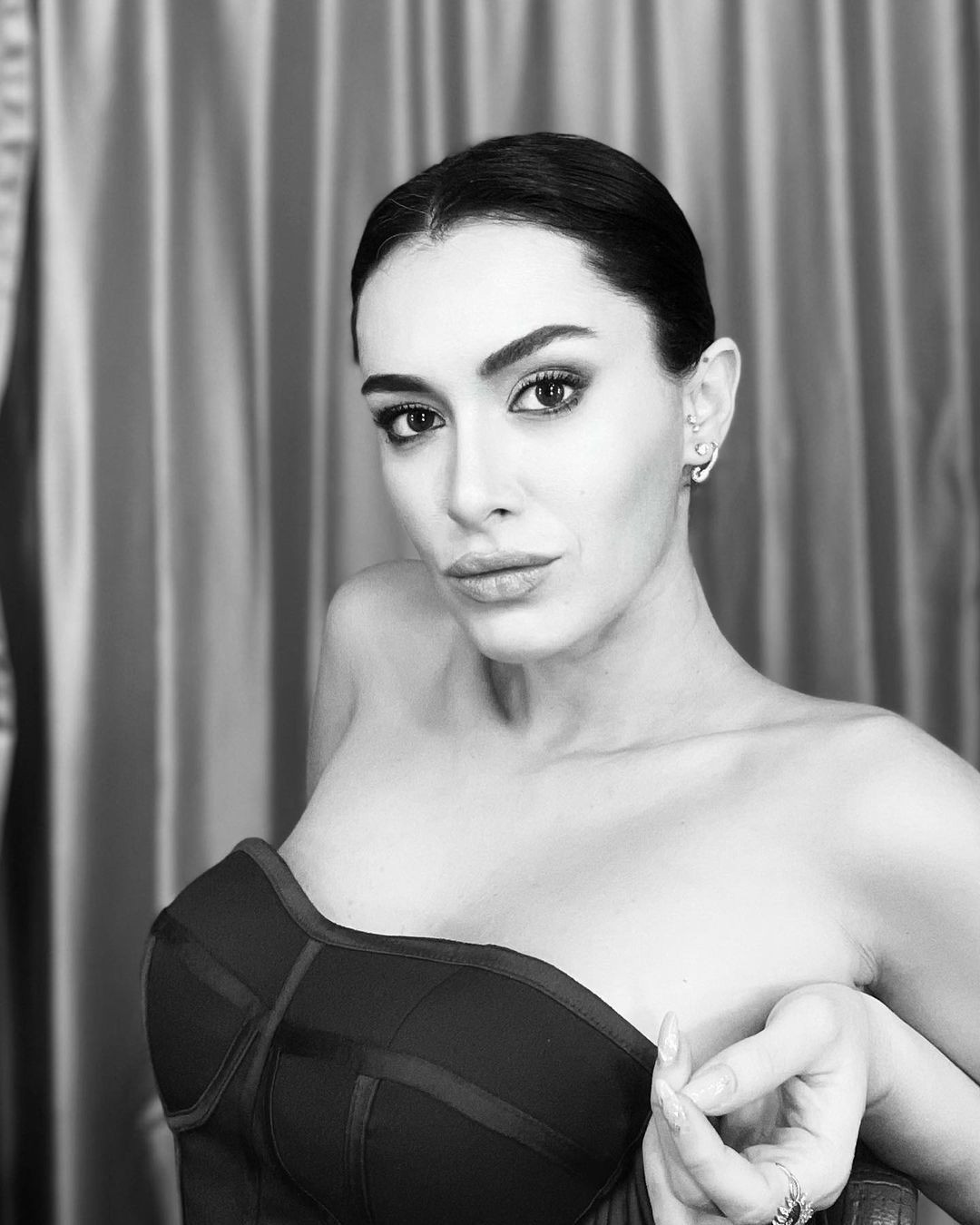 Güzel oyuncu Hande Doğandemir straplez elbisesiyle Instagram'ı salladı! - Sayfa 8