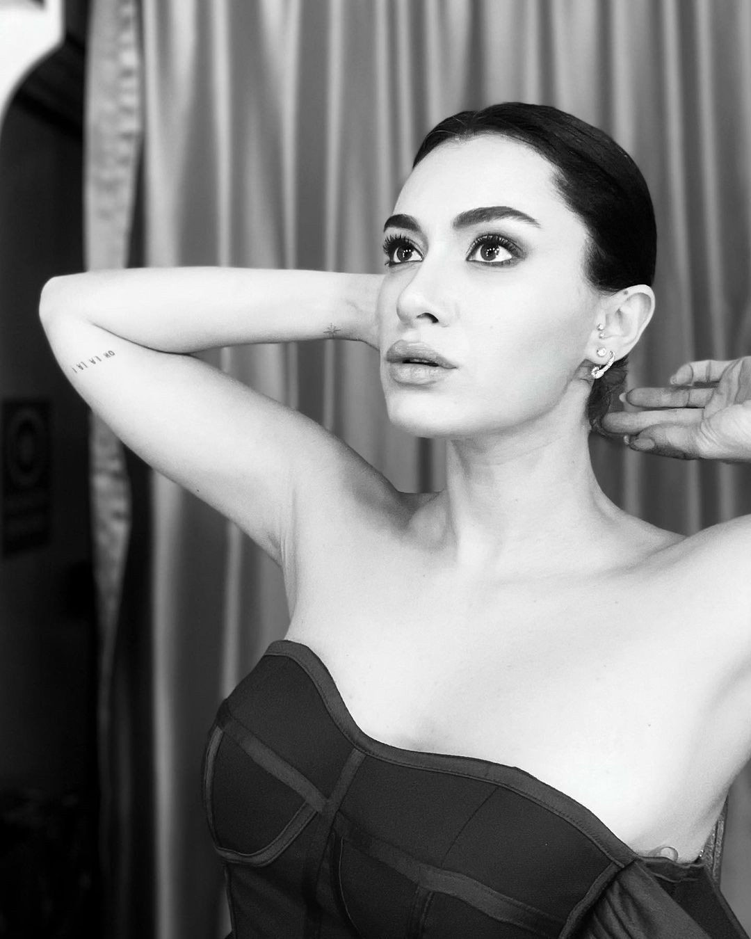 Güzel oyuncu Hande Doğandemir straplez elbisesiyle Instagram'ı salladı! - Sayfa 10