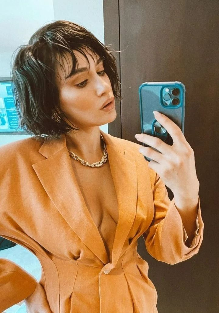 Güzel oyuncu Hande Doğandemir straplez elbisesiyle Instagram'ı salladı! - Sayfa 1