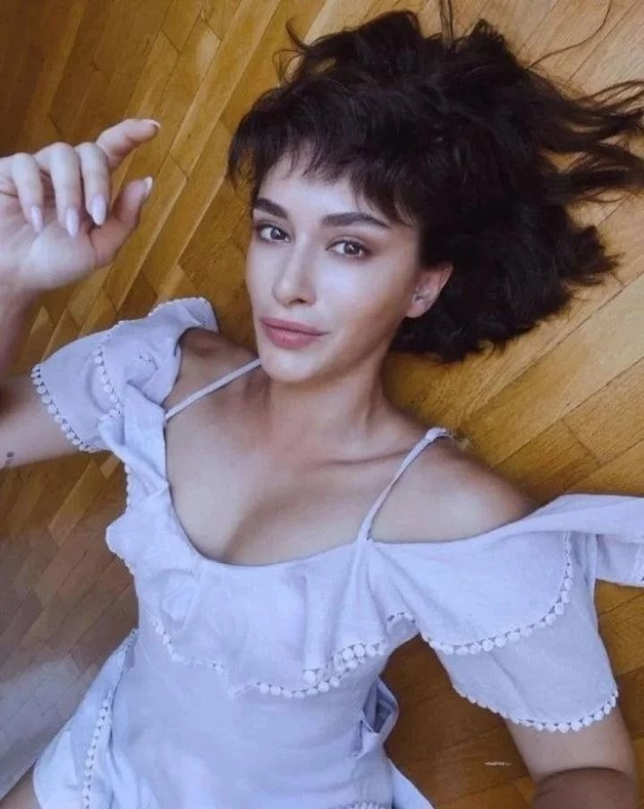 Güzel oyuncu Hande Doğandemir straplez elbisesiyle Instagram'ı salladı! - Sayfa 14