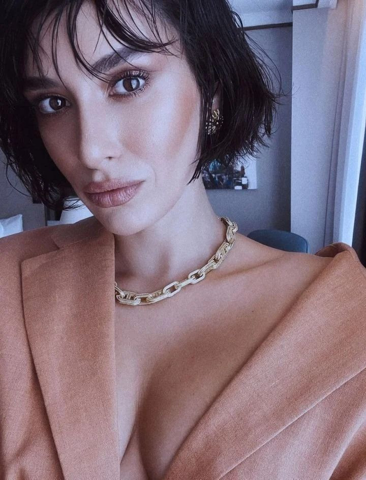 Güzel oyuncu Hande Doğandemir straplez elbisesiyle Instagram'ı salladı! - Sayfa 18