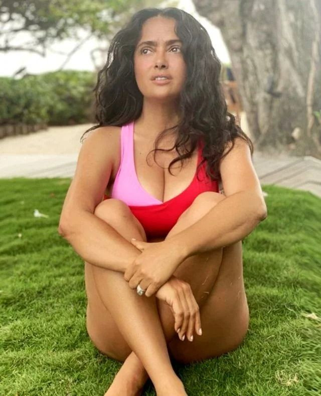 Salma Hayek deniz kenarında mavi mayolu pozuyla mest etti! - Sayfa 4