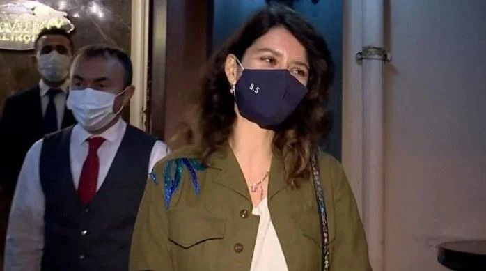 Beren Saat alkolü fazla kaçırınca ayakta duramadı! İmdadına Kenan Doğulu yetişti - Sayfa 1