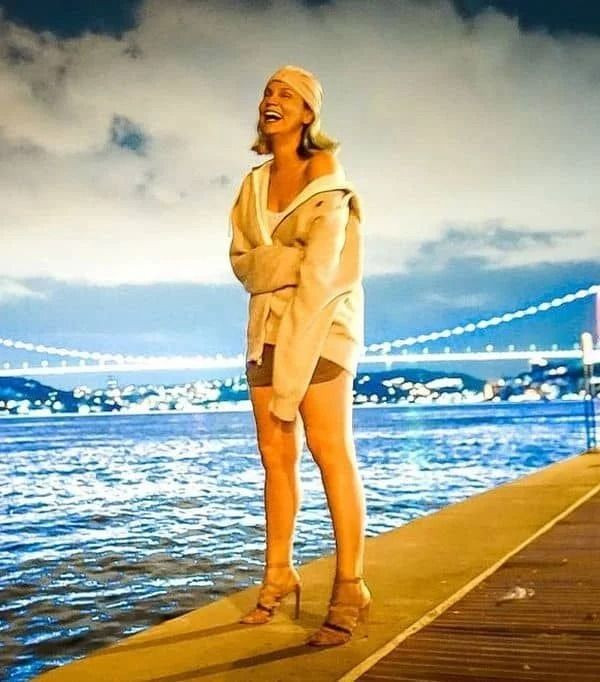 Farah Zeynep Abdullah’tan ‘Acıların Kadını’ pozu! Benzerliği olay oldu… - Sayfa 16