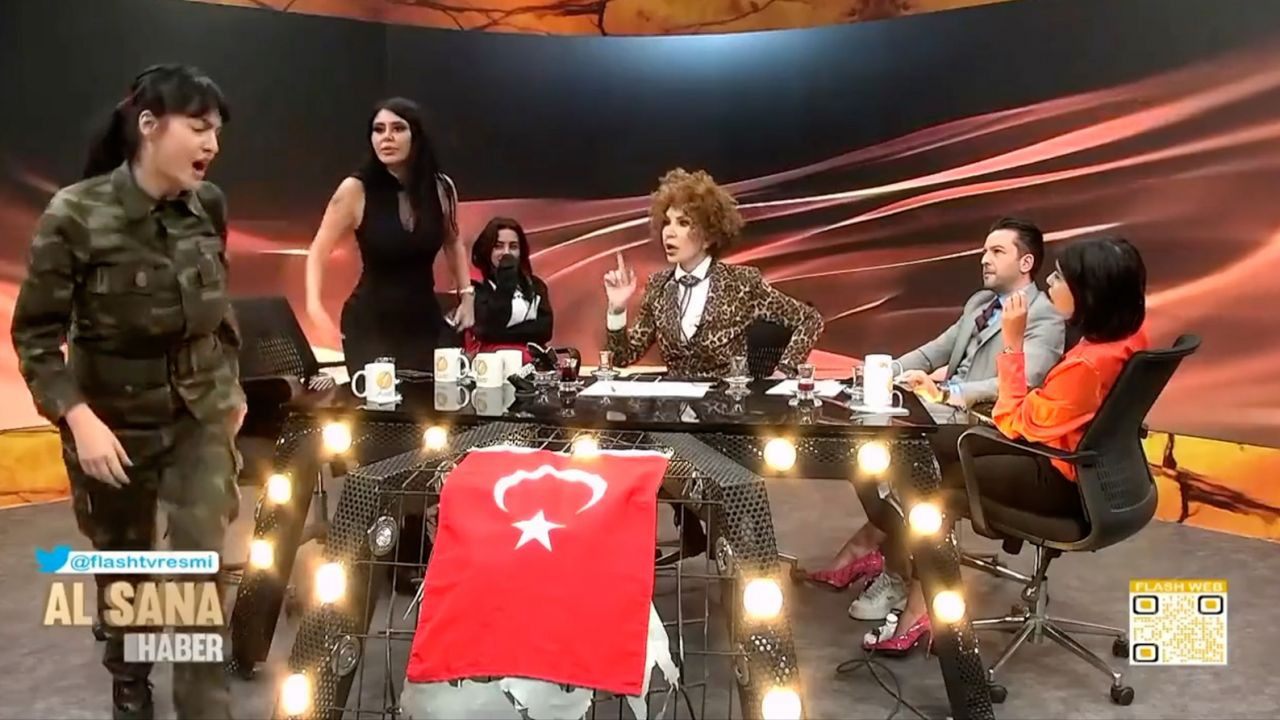 Gece yarısı herkese seslendi! Terör örgütü elebaşının bayrağıyla olan kareyi paylaştı - Sayfa 9