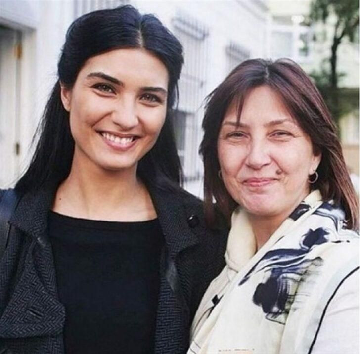 Tuba Büyüküstün güzelliğini annesinden almış! Görenler şoke oldu - Sayfa 1