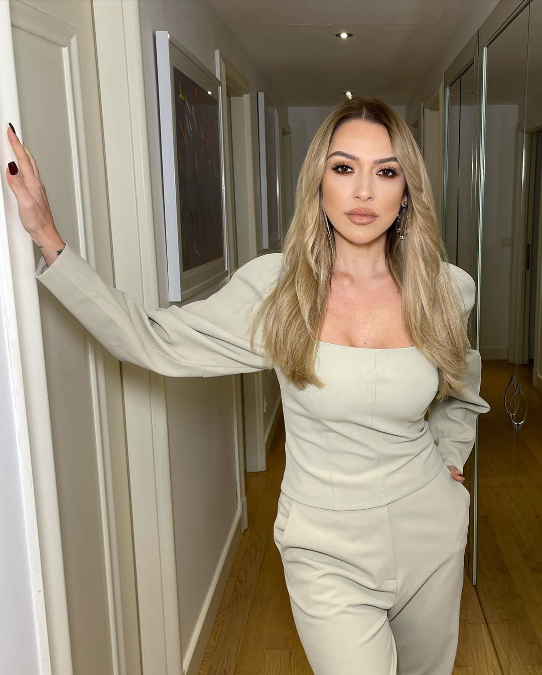 Hadise'den '90'lar disko' tarzı! Parlak mini elbisesiyle göz kamaştırdı! - Sayfa 18