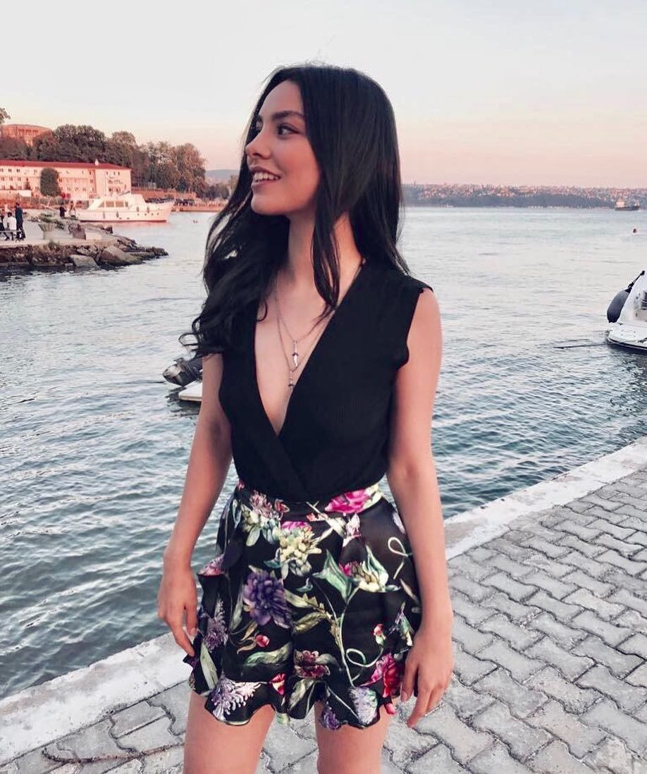 Hazal Filiz Küçükköse dekoltesiyle olay oldu! "Melis Sezen'in önüne geçtin" - Sayfa 2