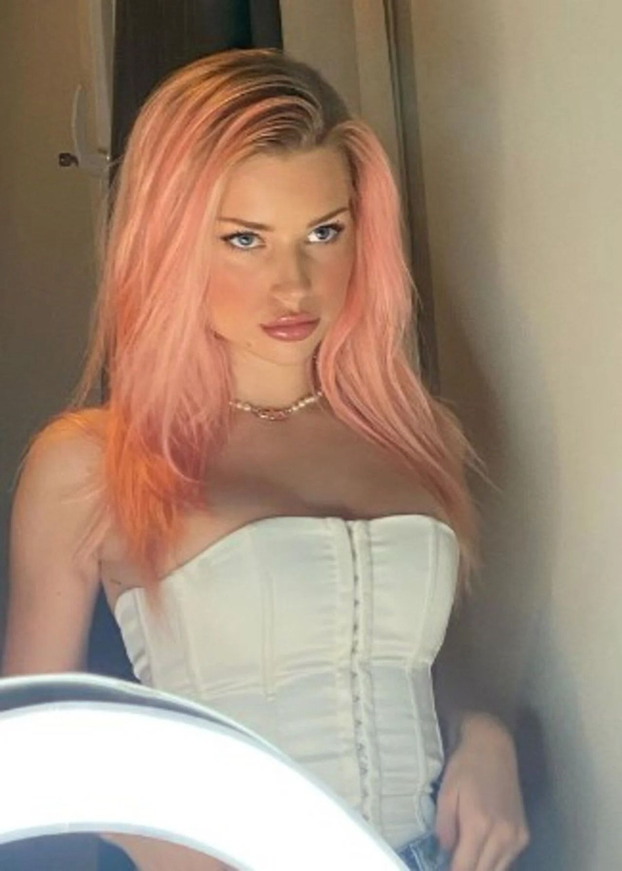 Lottie Moss pembe mini bikinili pozuyla parmak ısırttı! Sosyal medyanın nabzını yükseltti - Sayfa 16