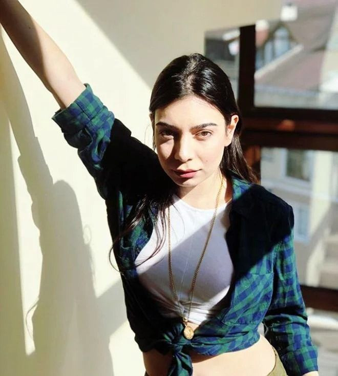 Alemin Kralı'nın 'Oben'i Birsu Demir'in son hali şoke etti! Seksi şarkıcı Dua Lipa'ya benzetildi - Sayfa 21