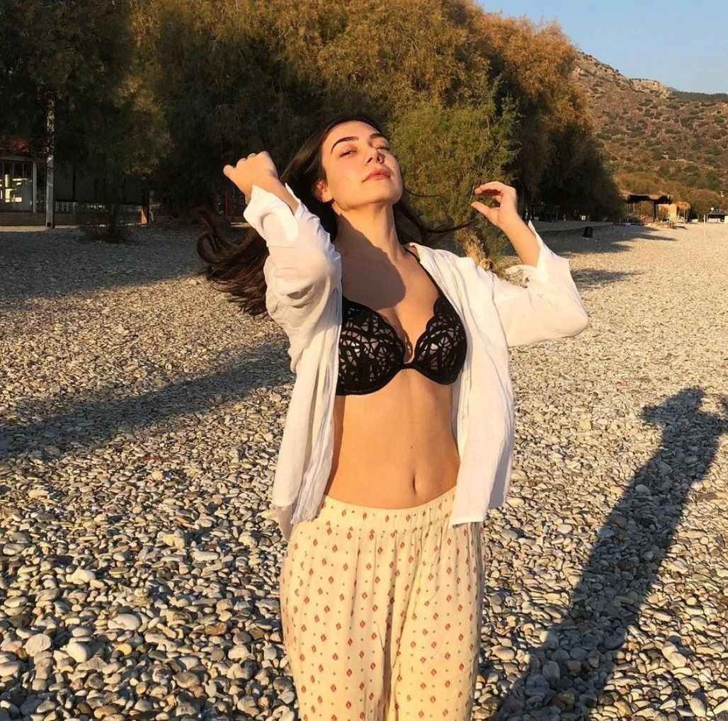 Alemin Kralı'nın 'Oben'i Birsu Demir'in son hali şoke etti! Seksi şarkıcı Dua Lipa'ya benzetildi - Sayfa 25