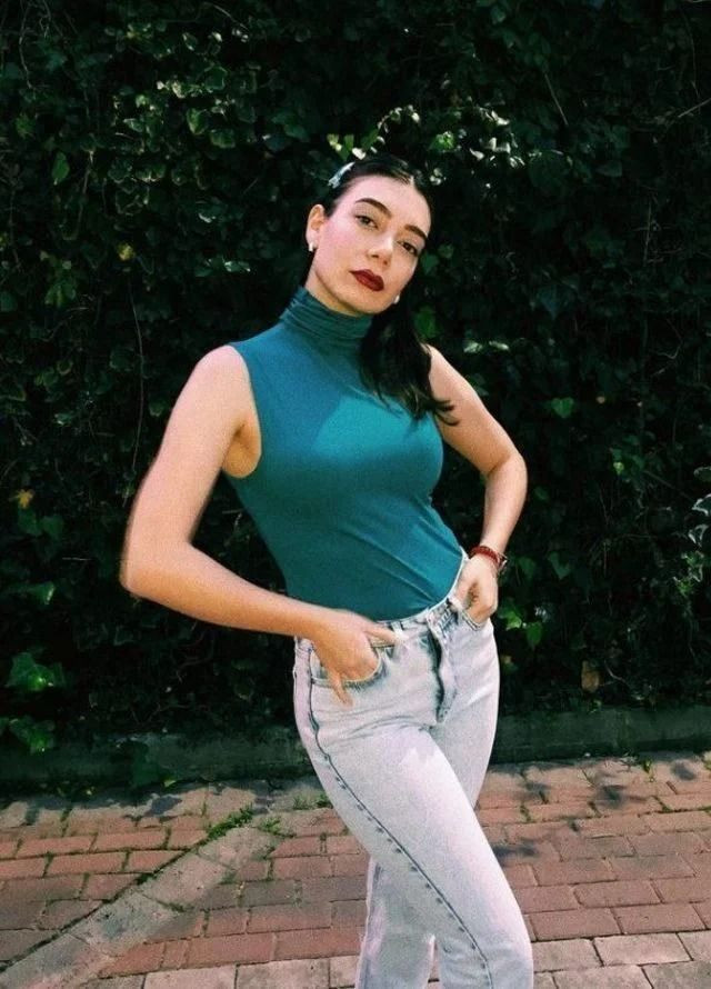 Alemin Kralı'nın 'Oben'i Birsu Demir'in son hali şoke etti! Seksi şarkıcı Dua Lipa'ya benzetildi - Sayfa 38