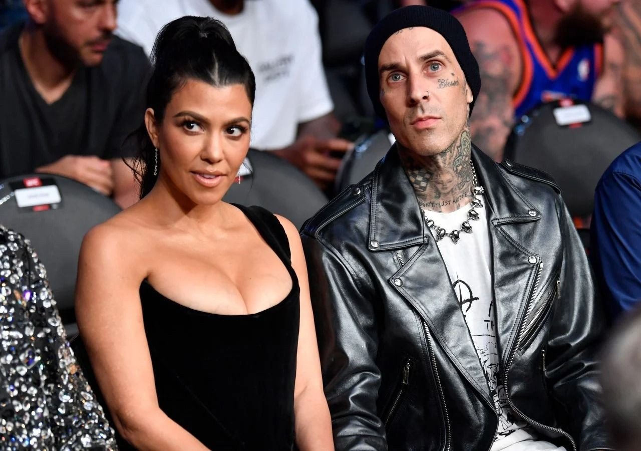 Travis Barker'ın nişanlısı Kourtney Kardashian'ın ayağını öptüğü yatak paylaşımı olay oldu! - Sayfa 18