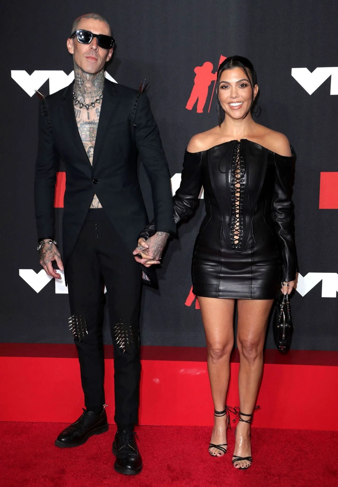 Travis Barker'ın nişanlısı Kourtney Kardashian'ın ayağını öptüğü yatak paylaşımı olay oldu! - Sayfa 15