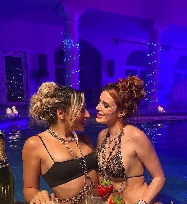 Bella Thorne'dan Noel'e özel nefes kesen jartiyerli pozlar! "Senin gibisini..." - Sayfa 24