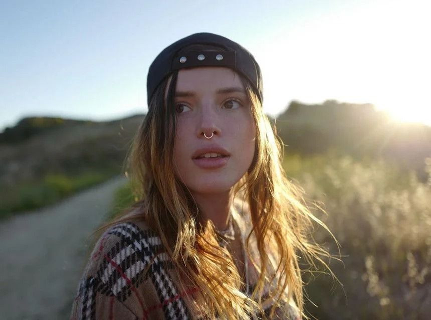 Bella Thorne'dan Noel'e özel nefes kesen jartiyerli pozlar! "Senin gibisini..." - Sayfa 6