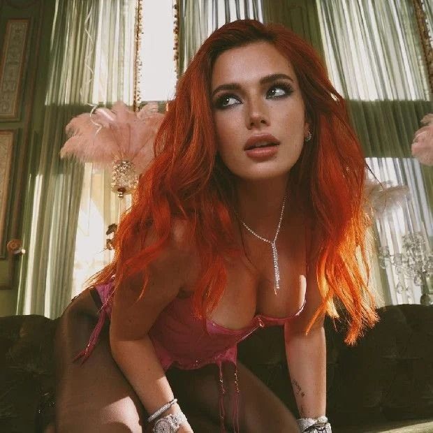 Bella Thorne'dan Noel'e özel nefes kesen jartiyerli pozlar! "Senin gibisini..." - Sayfa 15