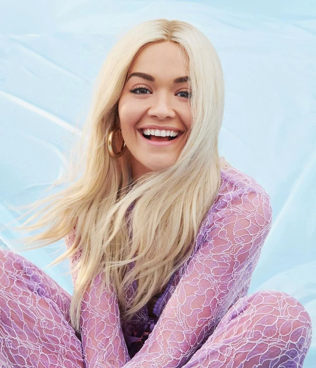 Rita Ora güneş banyosu yaptı! Işıltılı bikinisiyle çimlere uzandı - Sayfa 17