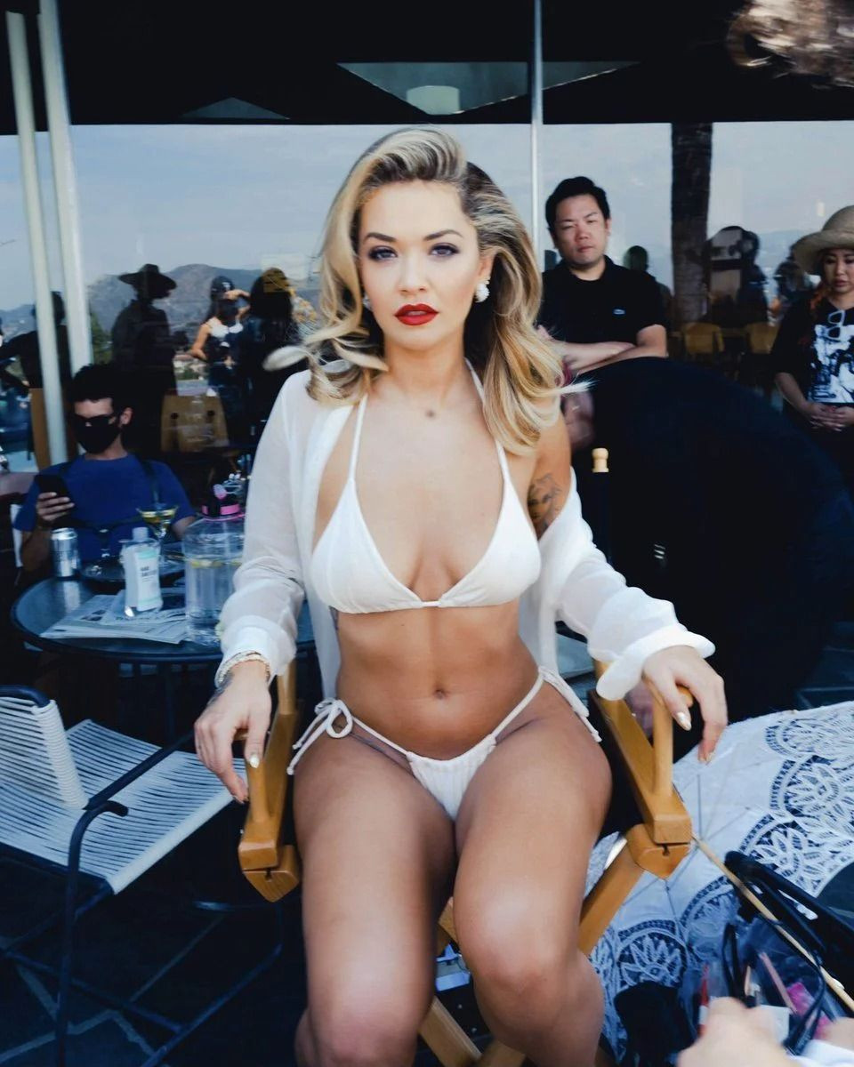 Rita Ora güneş banyosu yaptı! Işıltılı bikinisiyle çimlere uzandı - Sayfa 28